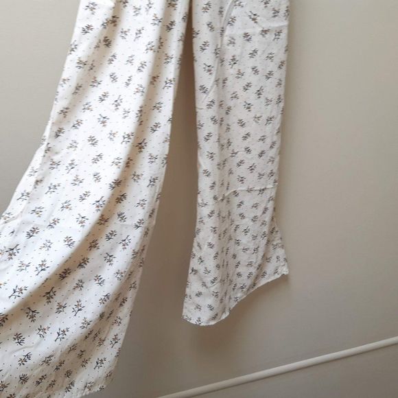 Beautiful off White Floral jumpsuit - Picture 3 of 4
